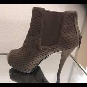 5” Brown Vera Wang Peep Toe Booties (Single Wear) Size 9